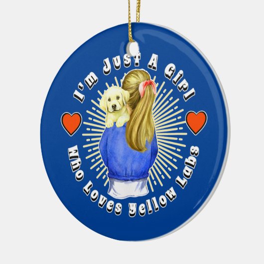 私はただの女の子で、イエロー・ラブラドール・レトリーバーの子犬を愛する セラミックオーナメント (左)
