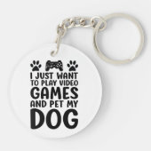 私はただビデオゲ遊ームと私の犬のおもしろいをペットしたい キーホルダー (裏面)