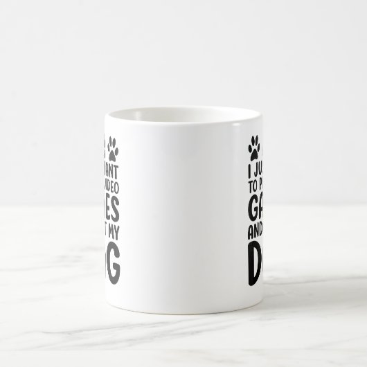 私はただビデオゲ遊ームと私の犬のおもしろいをペットしたい コーヒーマグカップ (中央)