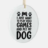 私はただビデオゲ遊ームと私の犬のおもしろいをペットしたい セラミックオーナメント (右)