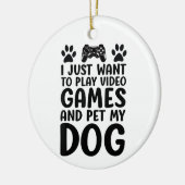 私はただビデオゲ遊ームと私の犬のおもしろいをペットしたい セラミックオーナメント (左)