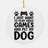 私はただビデオゲ遊ームと私の犬のおもしろいをペットしたい セラミックオーナメント (裏面)