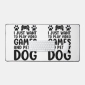 私はただビデオゲ遊ームと私の犬のおもしろいをペットしたい デスクマット (キーボード&マウス)