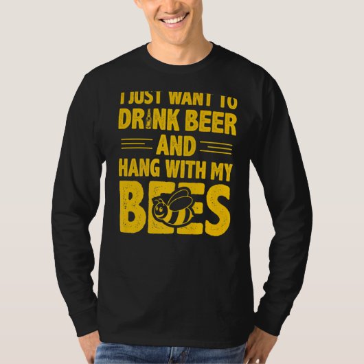私はただビールを飲み、蜂つると一緒に飲みたい Tシャツ (正面)