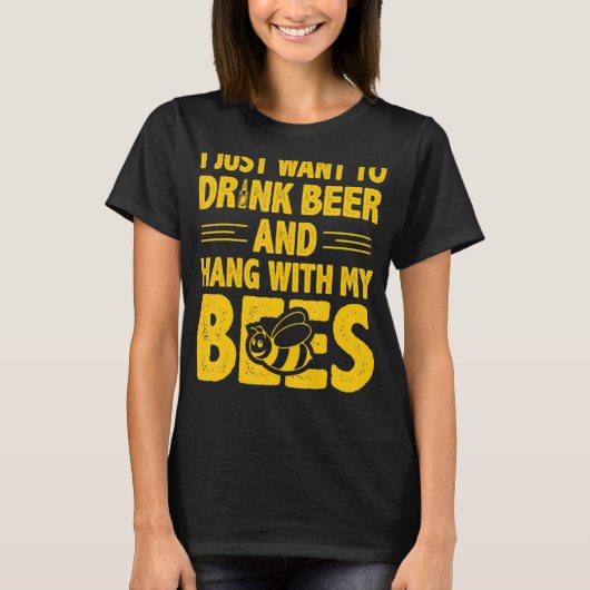 私はただビールを飲み、蜂つると一緒に飲みたい Tシャツ (正面)