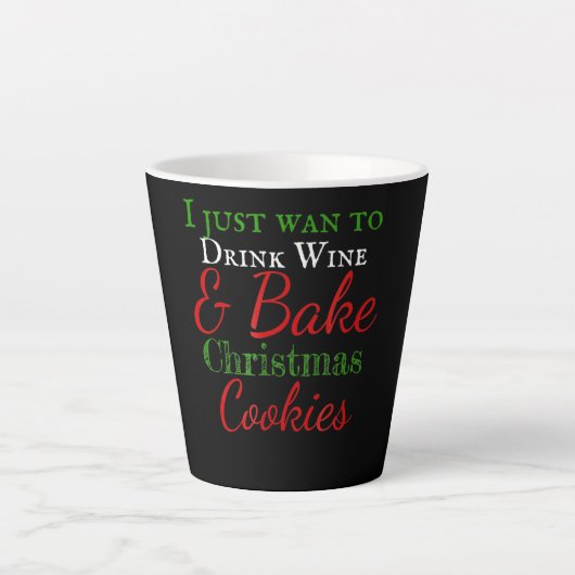 私はただワインを飲み、クリスマスクッキーを焼きたい カフェラテマグ (正面)