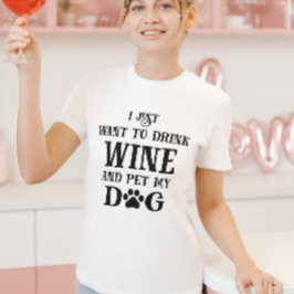 私はただワインを飲んで犬を飼いたい Tシャツ