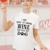 私はただワインを飲んで犬を飼いたい Tシャツ