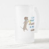 私はちょうどビールを飲み及び私のウインナーをかわいがりたいと思います フロストグラスビールジョッキ (正面右)