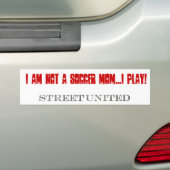 私はではないですサッカーのお母さん….私は遊びます! Bumbersticker バンパーステッカー (車上)