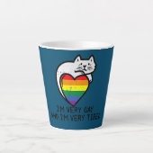 私はとてもゲイで疲れおもしろいたLGBTの猫プライド カフェラテマグ (正面)