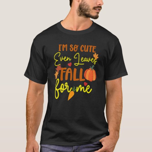私はとても可愛いので葉っぱまで私に落ちてくる Tシャツ (正面)