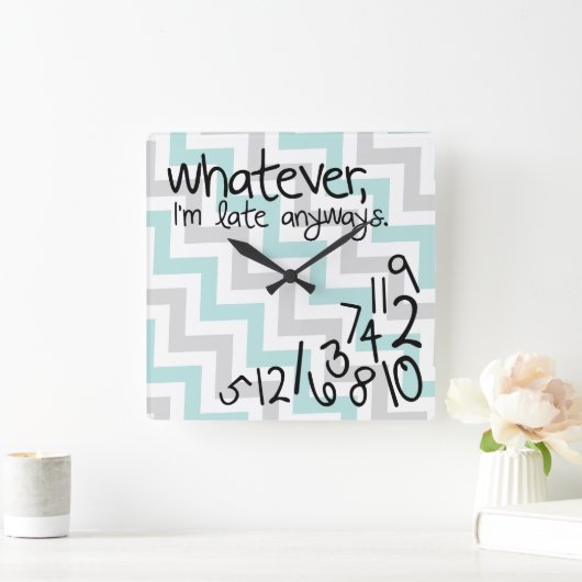 私はとにかく遅い – 青と灰色のシェブロン スクエア壁時計 (ホーム)