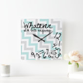 私はとにかく遅い – 青と灰色のシェブロン スクエア壁時計 (ホーム)