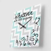 私はとにかく遅い – 青と灰色のシェブロン スクエア壁時計 (傾斜)