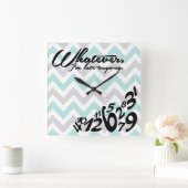 私はとにかく遅れている – 青と灰色のシェブロン スクエア壁時計 (ホーム)