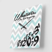 私はとにかく遅れている – 青と灰色のシェブロン スクエア壁時計 (傾斜)