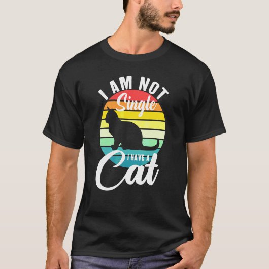 私はひとりじゃない 猫がいる 猫一筋のサルカスティックな人 Tシャツ (正面)