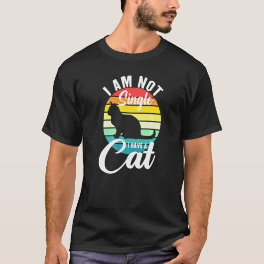 私はひとりじゃない 猫がいる 猫好きな独身者です Tシャツ (正面)