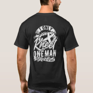 私はひとりの男性のためにのみひざまずきます。そして彼は十字架上で亡くなりました Tシャツ