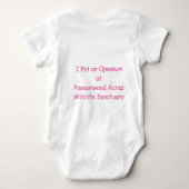 私はふくろねずみをかわいがります ベビーボディスーツ (裏面)