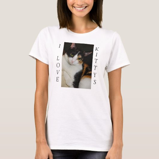 私はぶら下がったキティのまわりにズが大好き Tシャツ (正面)