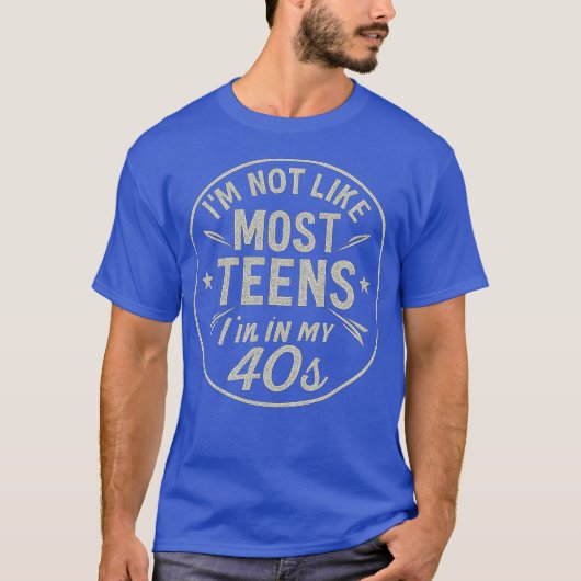 私はほとんどのティーンと違います (40代) Tシャツ (正面)