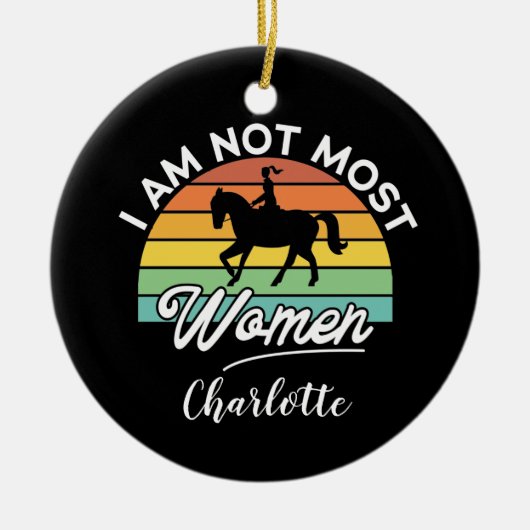 私はほとんどの女性ではないヴィンテージ乗馬の恋人 セラミックオーナメント (正面)