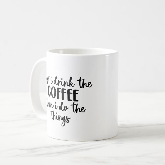 私はまずコーヒーを飲み、それから何かをする コーヒーマグカップ (正面左)