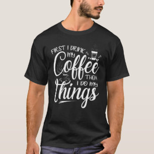 私はまずコーヒーを飲み、それから自分の物をします Tシャツ
