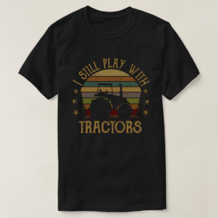 私はまだトラクタ遊ーの農家ギフトおもしろいがある Tシャツ