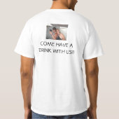 私はまだ私のお母さんと住んでいます…. Tシャツ (裏面)