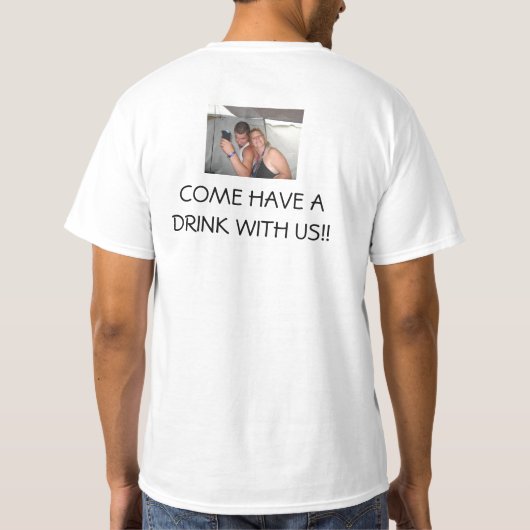 私はまだ私のお母さんと住んでいます…. Tシャツ (裏面)