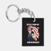 私はまだ私は謝罪を切り詰めていないトランプ女だ キーホルダー (正面左)