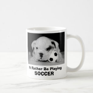 私はむしろサッカーの英国のブルドッグの子犬を遊んでいました コーヒーマグカップ