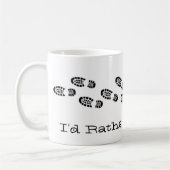 私はむしろハイキングのブーツ白黒おもしろい コーヒーマグカップ (左)