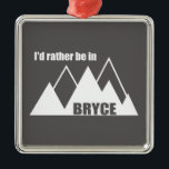 私はむしろブライスキャニオン山にいる メタルオーナメント<br><div class="desc">ユタ州南部のブライス峡谷国立公園は、尖形の岩の層である深紅の色のフードゥーで知られている。</div>