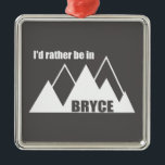 私はむしろブライスキャニオン山にいる メタルオーナメント<br><div class="desc">ユタ州南部のブライス峡谷国立公園は、尖形の岩の層である深紅の色のフードゥーで知られている。</div>