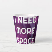 私はもっと宇宙マグカップが必要 カフェラテマグ (正面)