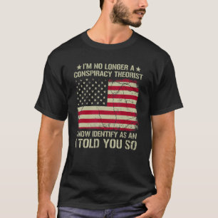 私はもはや陰謀の理論家のアメリカ国旗ではない Tシャツ