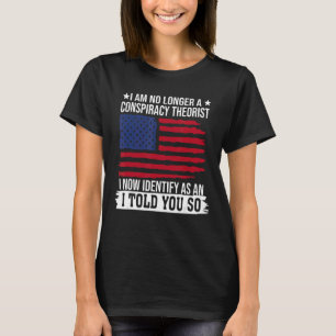 私はもはや陰謀理論家の米国国旗ではない Tシャツ