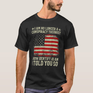 私はもはや陰謀理論家の米国国旗のパトリではない Tシャツ