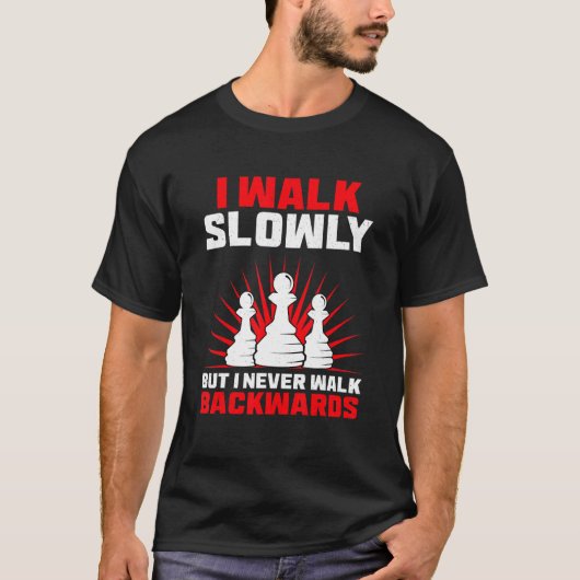 私はゆっくりと歩くが、私は常に後方のチェスのプレー歩く Tシャツ (正面)