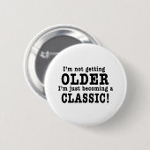 私はより古く、私ちょうどなっていますクラシックになっていません 缶バッジ (正面&裏面)