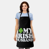 私はアイルランドの夫カップルの聖パトリックの日が大好き エプロン (着用した状態)