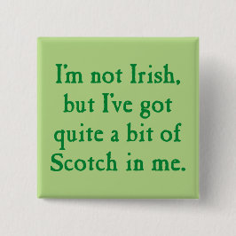私はアイルランドの-おもしろいなスコットランドウィスキーのしゃれ-緑ではないです 缶バッジ