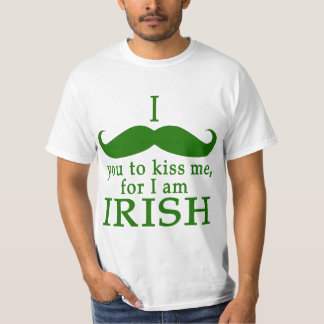 私はアイルランド人だキスに私は口ひげ！ Tシャツ