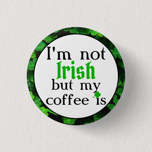 私はアイルランド人ではないが、コーヒーはグリーンクローバーだ 缶バッジ (正面)
