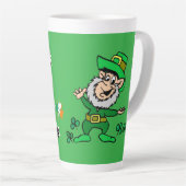 私はアイルランド人ではないが、私のコーヒーはシャムロック・レプラシャンだ カフェラテマグ (右アングル)