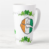 私はアイルランド人ではないが、私のコーヒーは – クローバーとキス カフェラテマグ (右アングル)